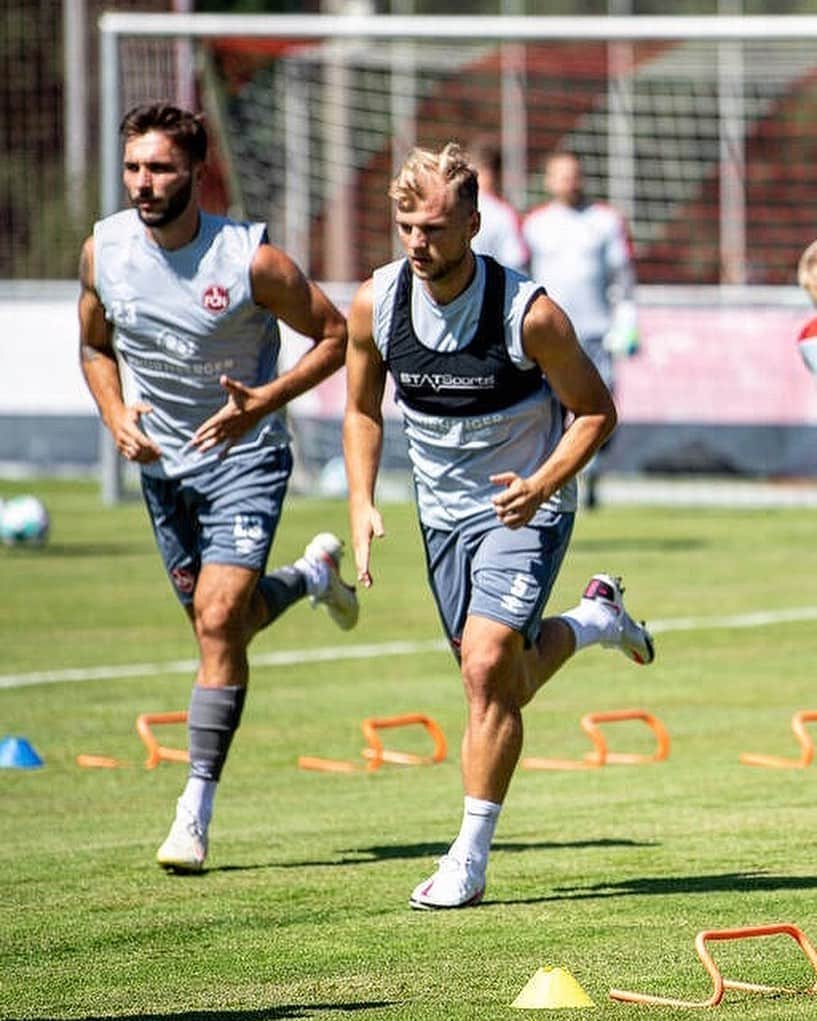 ヨハネス・ガイスのインスタグラム：「Erstes Training !! 🔥💪🏼 🔴⚫️」