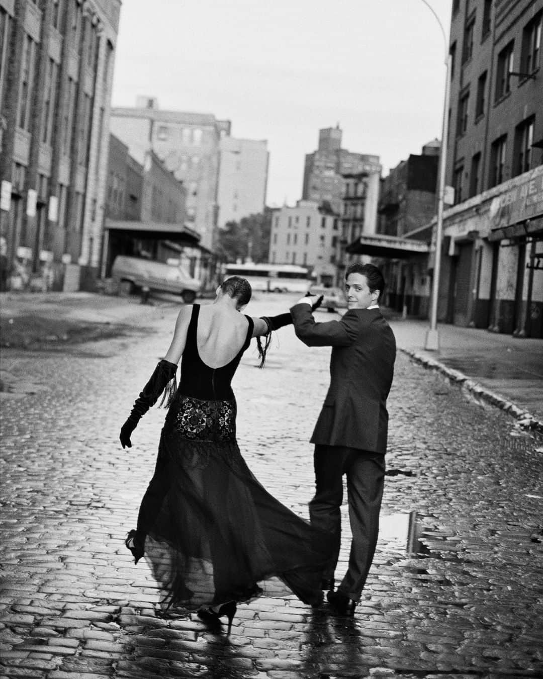 ピーター・リンドバーグさんのインスタグラム写真 - (ピーター・リンドバーグInstagram)「Linda Evangelista & Hugh Grant, New York, 1992 #LindberghStories #LindaEvangelista #HughGrant #harpersbazaar」8月7日 3時15分 - therealpeterlindbergh