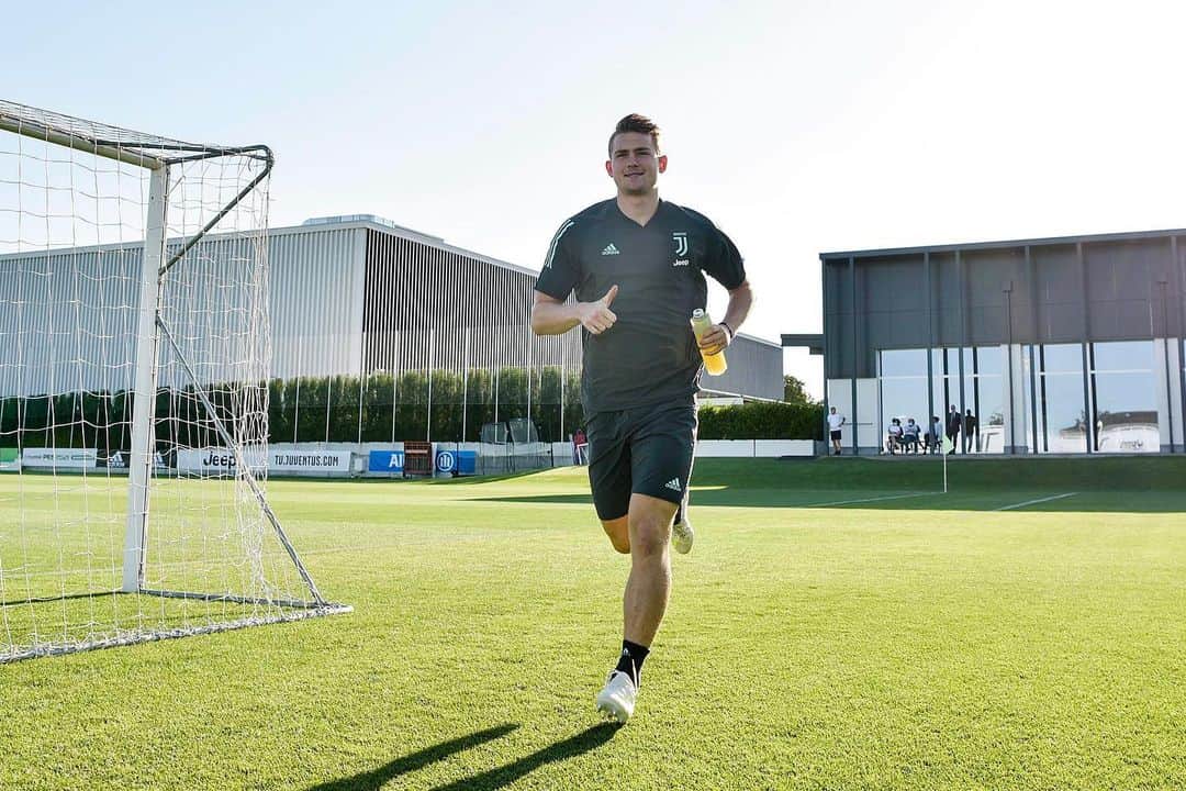 マタイス・デ・リフトのインスタグラム：「Rushing to the last training before the #ucl tomorrow. Siamo pronti. 💪🏻👏🏻 #finoallafine #juventus ⚪️⚫️」