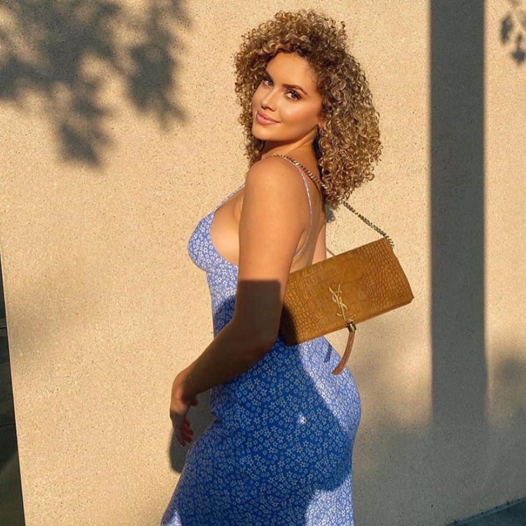 ブルーライフのインスタグラム：「sometimes it’s necessary to play dress up while working from home 💙 mega babe @yasminenicoleee is glowing in her @shopbluelife dress ✨ #shopplanetblue」