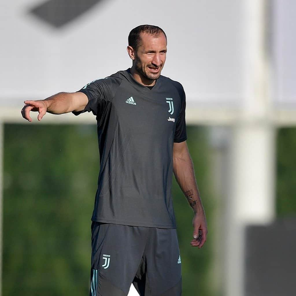 ジョルジョ・キエッリーニさんのインスタグラム写真 - (ジョルジョ・キエッリーニInstagram)「⚪️⚫️ #Training #UCL #FinoAllaFine」8月7日 3時31分 - giorgiochiellini