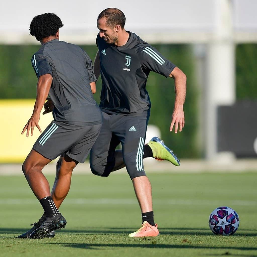 ジョルジョ・キエッリーニさんのインスタグラム写真 - (ジョルジョ・キエッリーニInstagram)「⚪️⚫️ #Training #UCL #FinoAllaFine」8月7日 3時31分 - giorgiochiellini