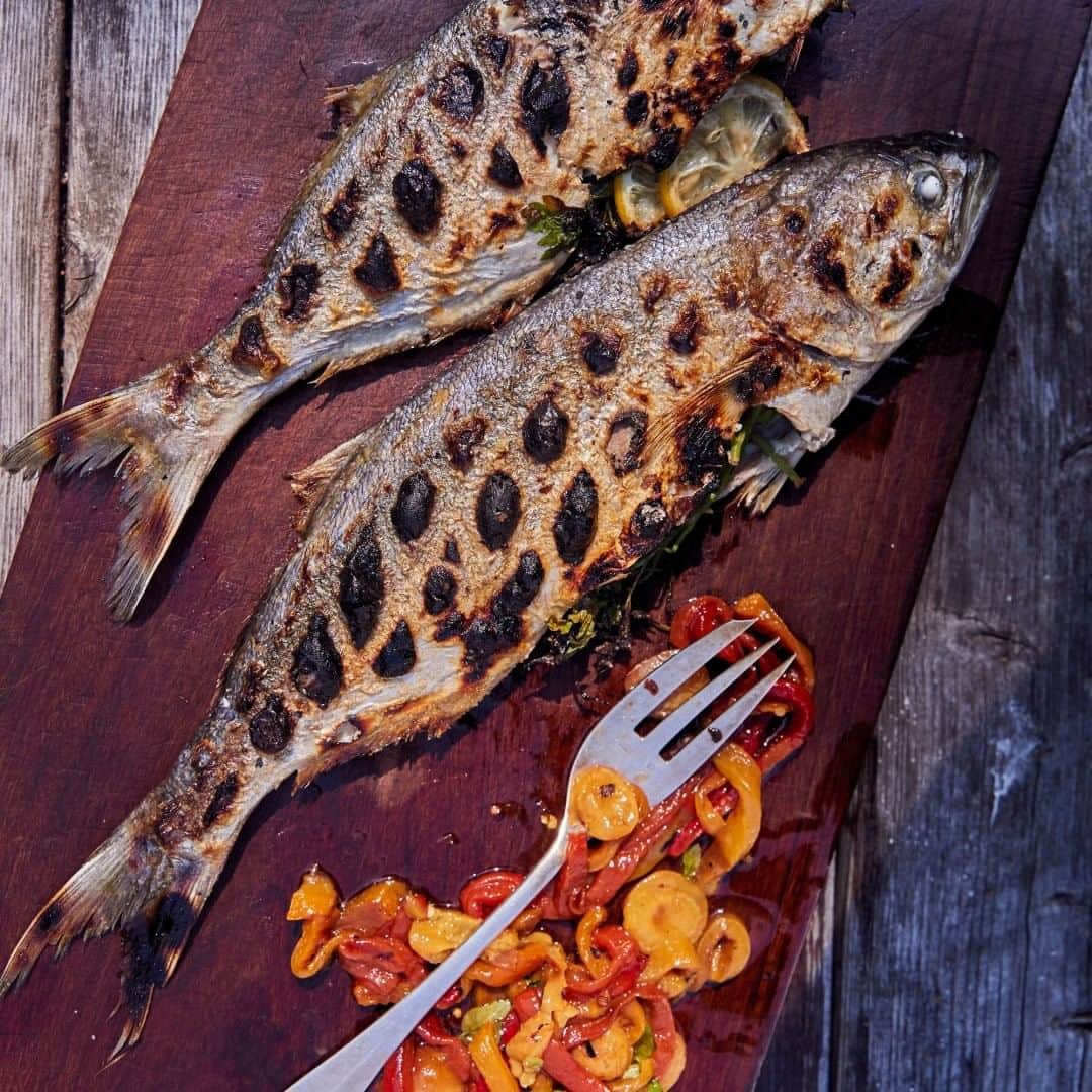 Food & Wineさんのインスタグラム写真 - (Food & WineInstagram)「@lorenedwardbaldwin's method of grilling fish takes advantage of the cavity. Slipping a spatula into the fish, instead of on either side, makes it easier to flip and does not disturb the crispy grilled fish skin or flaky meat. Tap the link in our bio to follow his lead with his grilled bluefish with charred cherries and peppers recipe. 📷: @williamhereford」8月7日 3時35分 - foodandwine