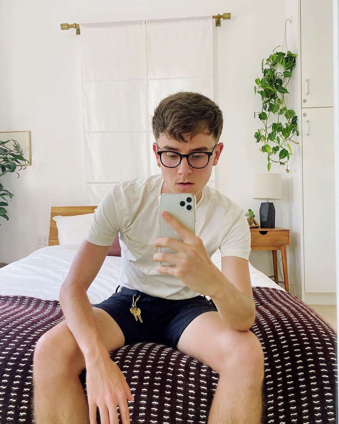 コナー・フランタのインスタグラム：「short hair and shorter shorts」