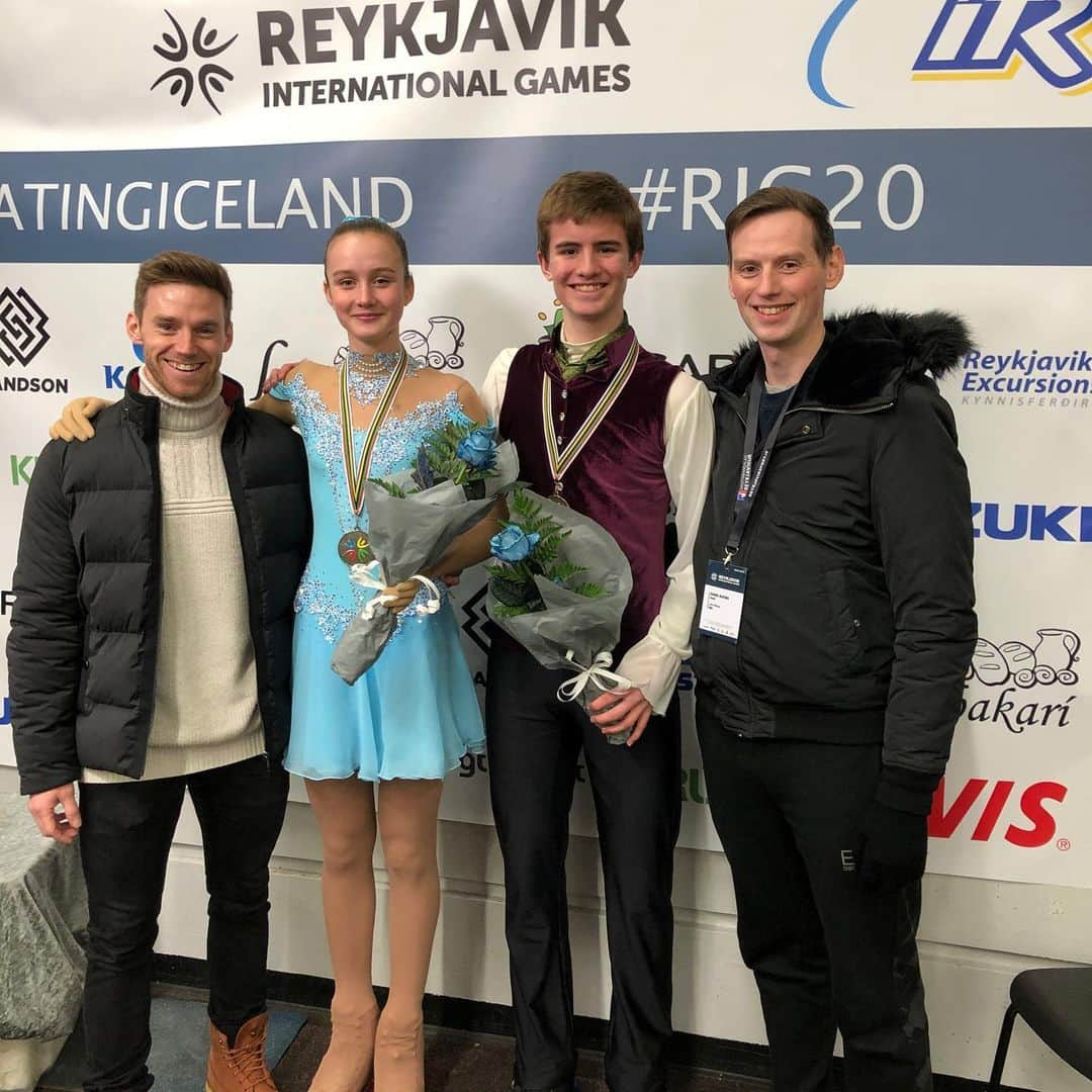 Phil Harrisさんのインスタグラム写真 - (Phil HarrisInstagram)「#throwback to some great times doing what I love.... coaching this SPORT!!! 💪🏼⛸🇬🇧🙌🏼✨❤️ #backontheice #olympicsport #sportnotleisure #hardwork #nomessing #throwbackthursday #figureskating #iceskating #coachlife #jacksonfamily #training #success #funtimes  @britainskates @theskatinglesson」8月7日 3時39分 - phil1harris