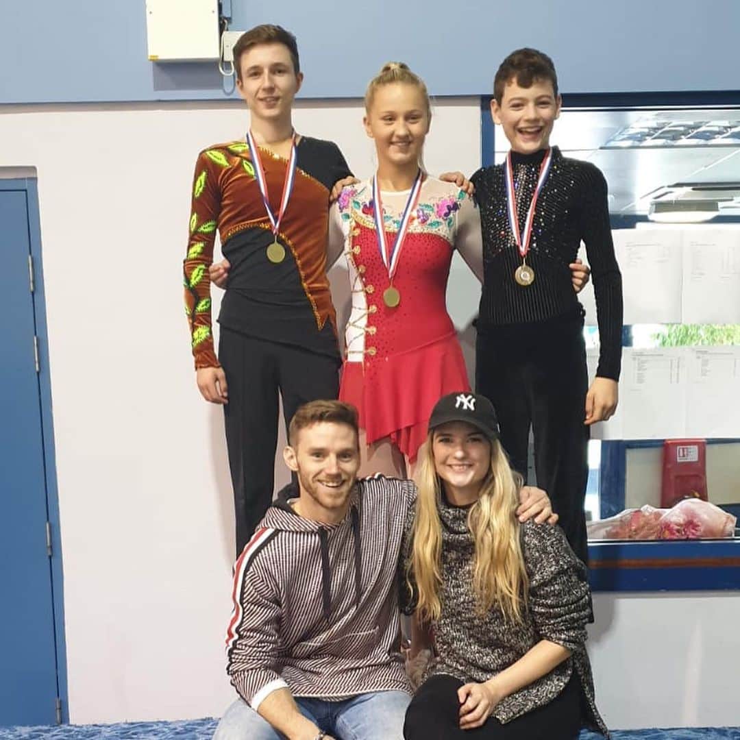 Phil Harrisさんのインスタグラム写真 - (Phil HarrisInstagram)「#throwback to some great times doing what I love.... coaching this SPORT!!! 💪🏼⛸🇬🇧🙌🏼✨❤️ #backontheice #olympicsport #sportnotleisure #hardwork #nomessing #throwbackthursday #figureskating #iceskating #coachlife #jacksonfamily #training #success #funtimes  @britainskates @theskatinglesson」8月7日 3時39分 - phil1harris