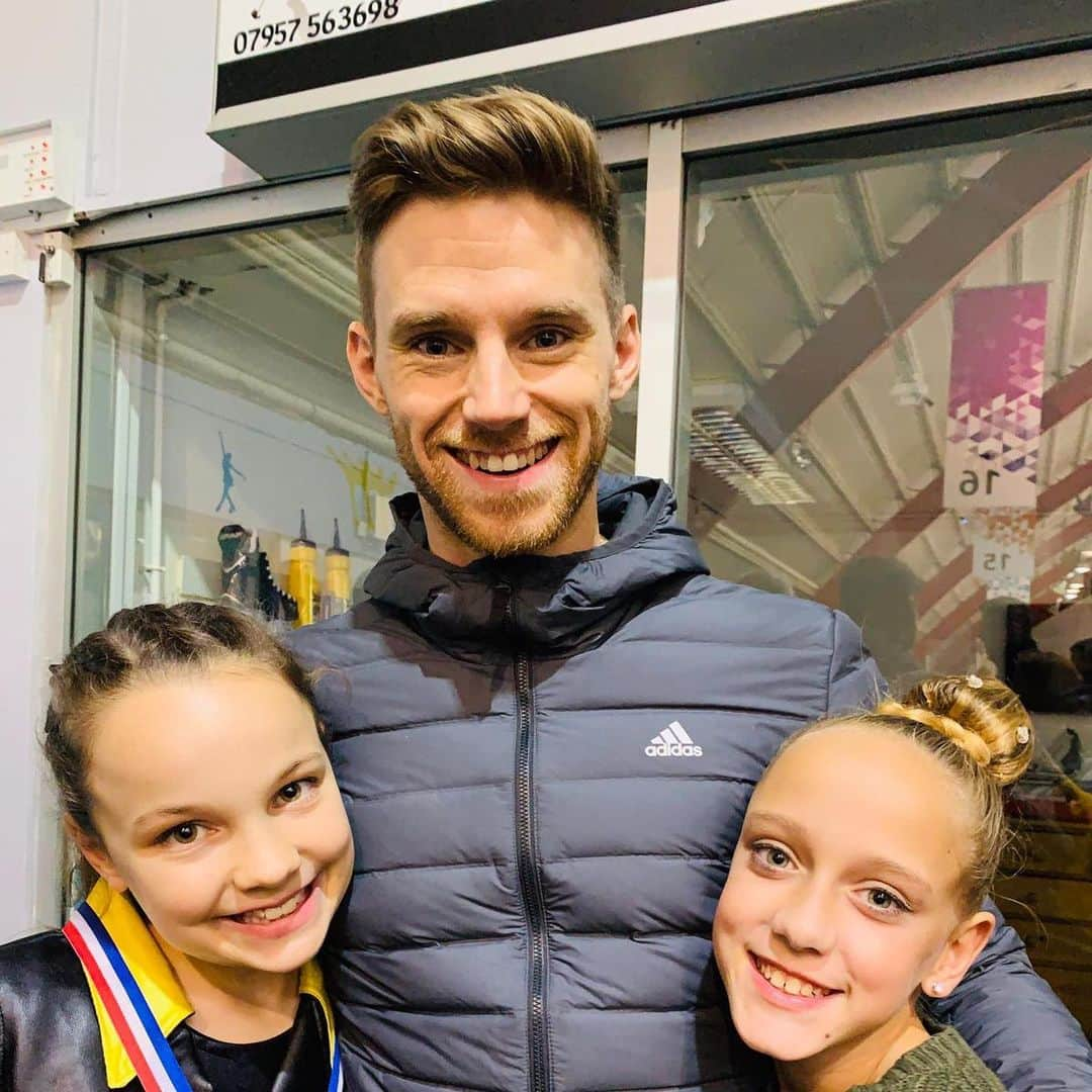 Phil Harrisさんのインスタグラム写真 - (Phil HarrisInstagram)「#throwback to some great times doing what I love.... coaching this SPORT!!! 💪🏼⛸🇬🇧🙌🏼✨❤️ #backontheice #olympicsport #sportnotleisure #hardwork #nomessing #throwbackthursday #figureskating #iceskating #coachlife #jacksonfamily #training #success #funtimes  @britainskates @theskatinglesson」8月7日 3時39分 - phil1harris