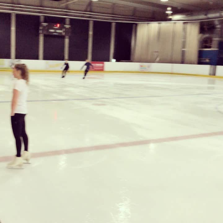 Phil Harrisのインスタグラム：「#throwback to some great times doing what I love.... coaching this SPORT!!! 💪🏼⛸🇬🇧🙌🏼✨❤️ #backontheice #olympicsport #sportnotleisure #hardwork #nomessing #throwbackthursday #figureskating #iceskating #coachlife #jacksonfamily #training #success #funtimes  @britainskates @theskatinglesson」