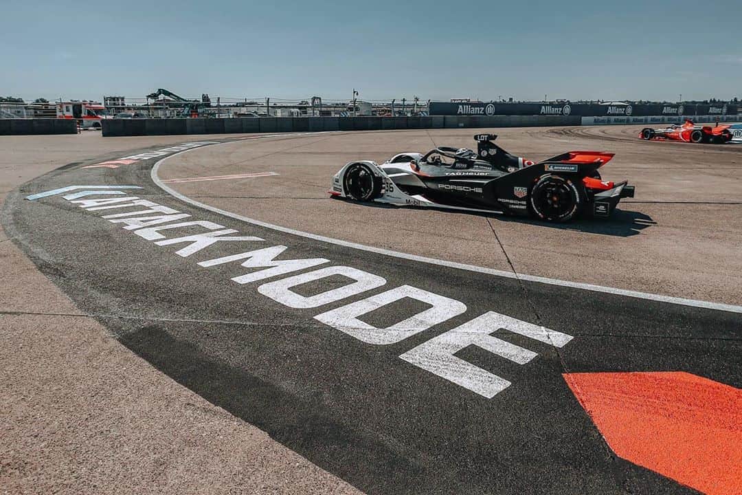 アンドレ・ロッテラーのインスタグラム：「What a day. It didn’t go as expected but we will be pushing for the next races. Tune in #saturday 🏁  #abbformulae #racing #motivation #tagheuerporsche #keeppushing #attackmode」