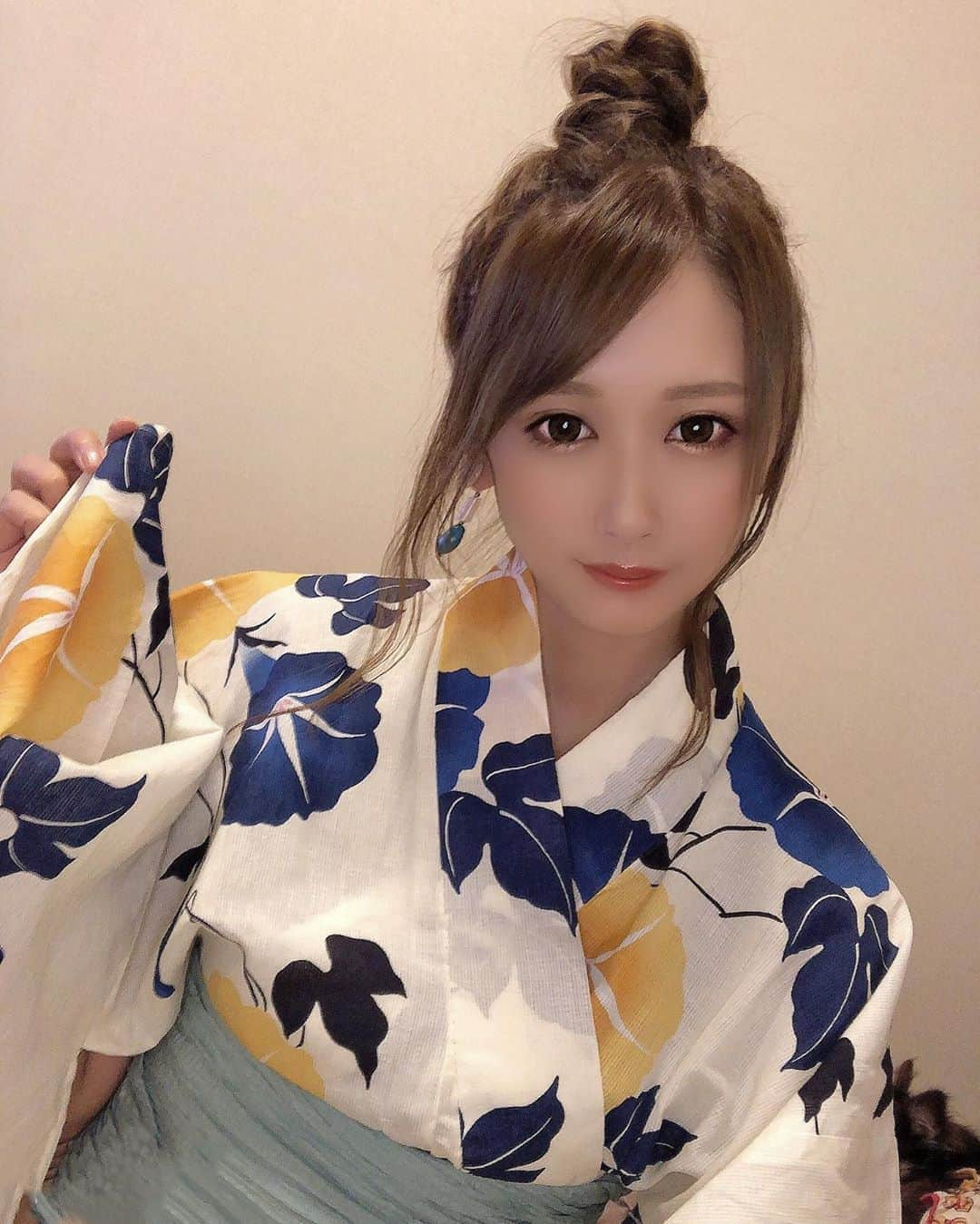 七瀬美月さんのインスタグラム写真 - (七瀬美月Instagram)「今日は浴衣配信でした👘 きてくれてありがとう💛☺️ ８時間配信してからの終わって食べるご飯美味しすぎる🍚🥺🥺🥺♥️♥️  明日も見にきてね⭐️☺️⭐️ . イチナナ進撃ガチ参戦中！ 進撃イベント8月16日まで！ 応援きてね📣asuka1114🔍  . 現在8位。 .  #👘#浴衣配信#浴衣#夏#instalike#お団子」8月7日 3時43分 - yskwask1114