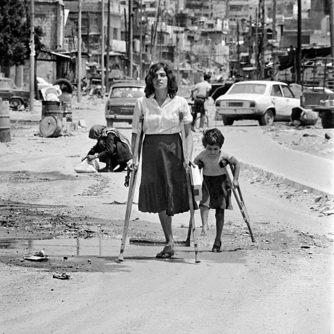 Sarah Ramadanのインスタグラム：「I’ve been so shaken and I feel helpless and yet the tenacity of Lebanon builds me up. The will and the courage and the love that makes every home and fibre of flesh a single unit. An extension of grace and heroism that I feel 6500 miles away. ⠀ I hope you all take a moment from your day to stand by the country that had to rebuild. And rebuild, over and over again 🇱🇧 ⠀ I’ve left a link in my bio if you have anything to donate. I know this is a hard time for everyone, so donations are scarce everywhere. So if you don’t have change, please continue to stay informed, amplify lebanese voices, and stay engaged with the news💜 ⠀ #Beirut never gives up 🇱🇧 💜 ⠀ photographers - pic 1: Maher Attar, pic 2: Anwar Amro, pic 3: unknown」