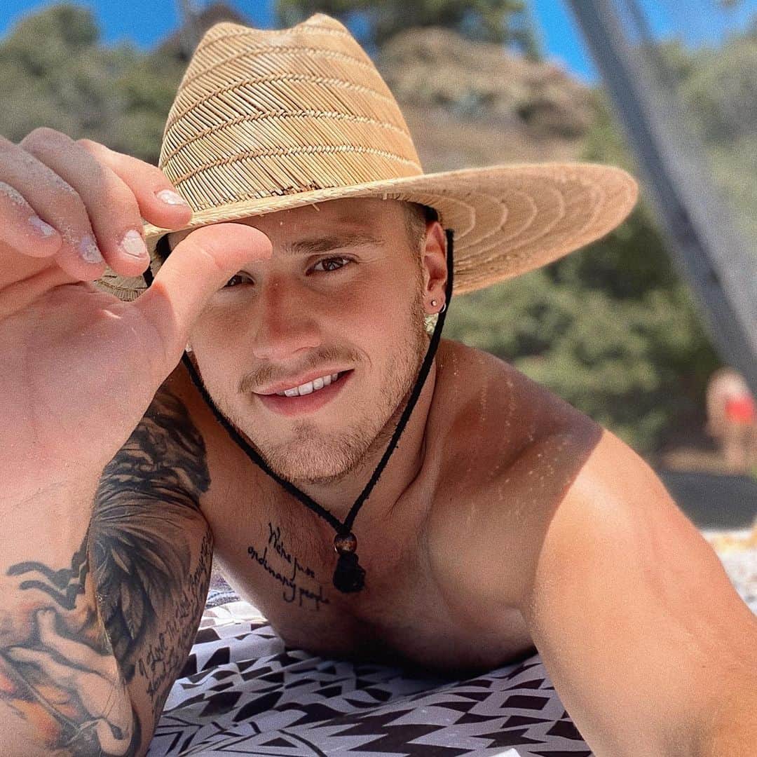 ブランドン・シェイアのインスタグラム：「A little beach moment today for the bf’s bday!」