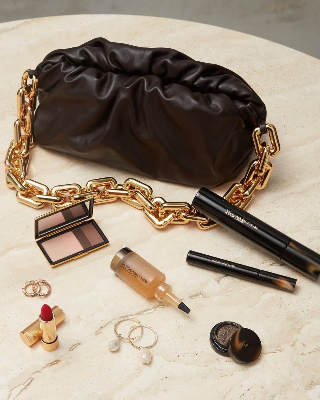 ネッタポルテさんのインスタグラム写真 - (ネッタポルテInstagram)「HANDBAG HEROES: From the perfect lipstick shade to blush and bronzer, make sure your bag is stocked with the best beauty essentials. #NETABEAUTY 💄  Tap the link in bio to shop at #NETAPORTER.」8月7日 4時00分 - netaporter