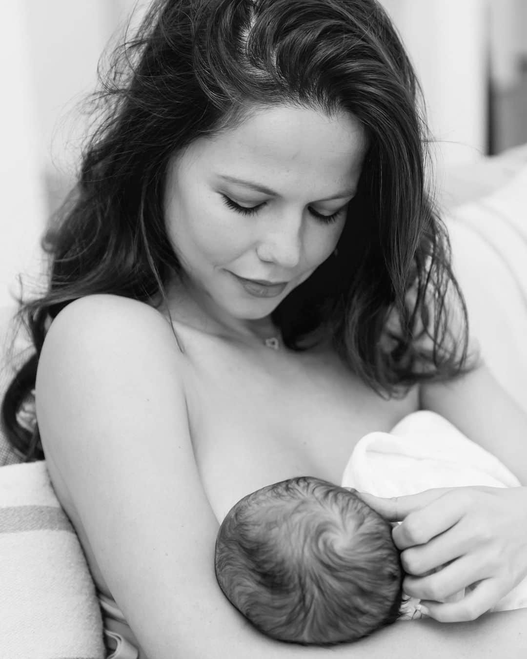 タミン・サーソクさんのインスタグラム写真 - (タミン・サーソクInstagram)「It’s #nationalbreastfeedingmonth - I’m not going to lie to you, my journey was mostly not fun, painful, guilt ridden and frustrating. When it worked, it was glorious and magic. But when it didn’t (most of the time) it would break my heart. I tried... oh man... I tried. Both my babies were 10 pounds and my body just didn’t produce what they needed. I pumped every two hours, I took supplements, I had consultants, I did the tube method (where your baby feeds but also gets milk from a tube that’s attached to the breast) ... I. Did. It. All. When my mental health started to suffer I decided to stop. For their health, for mine, for my family. I share this story bc I think most of my pain came from the pressure that surrounds breastfeeding and the shame that’s felt when one cannot. We need to support ALL choices. For we never know someone’s story until we walk in their shoes. I would have loved to have breastfed for many delightful years but that just wasn’t my story. Motherhood is hard enough. Let’s love on each other and uplift our fellow mamas,  instead of divide. We could all use a mother tribe! ❤️」8月7日 3時52分 - tamminsursok