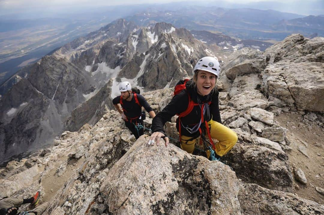 ブリー・ラーソンさんのインスタグラム写真 - (ブリー・ラーソンInstagram)「*sings “The Climb” once* I climbed the Grand Teton and @jimmychin made a film of it for your viewing pleasure! Now on my YouTube channel ⛰💕💕」8月7日 3時52分 - brielarson