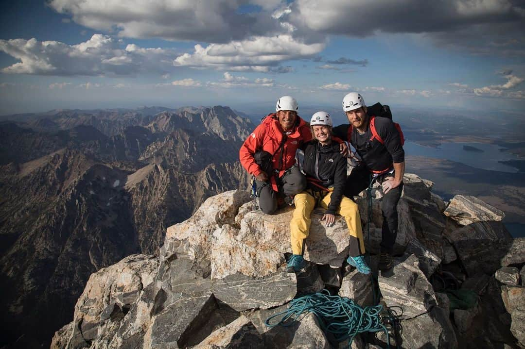 ブリー・ラーソンさんのインスタグラム写真 - (ブリー・ラーソンInstagram)「*sings “The Climb” once* I climbed the Grand Teton and @jimmychin made a film of it for your viewing pleasure! Now on my YouTube channel ⛰💕💕」8月7日 3時52分 - brielarson