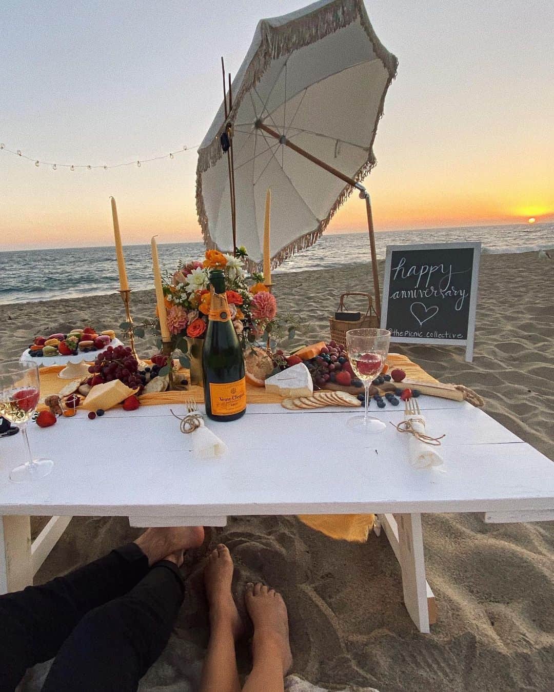 のインスタグラム：「3 Years 💛 Last night left me speechless. Thank you my love and @thepicnic.collective for creating pure magic.」