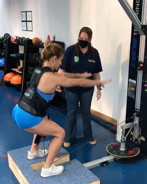 ジャジ・バルボサのインスタグラム：「#Recuperando 💪🏻... 💙💛💚 #timebrasil 💚💛💙 #gymnastics #gymlife #gym #chalkgirl @amandalimaphysio @rafaeljesus06 @vicente_roberto10 @fisioraphael」