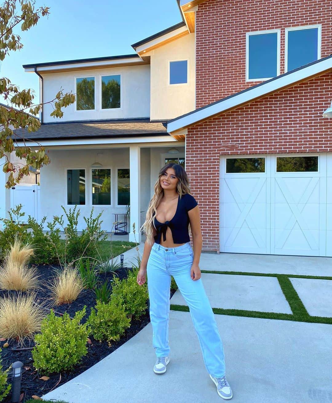 Sofia Jamoraさんのインスタグラム写真 - (Sofia JamoraInstagram)「JUST BOUGHT MY FIRST HOUSE 😍🤩🤤🤗😜💖💋🥰!!!!!!!!! NO co-signer, no man, JUST ME. At 23 years old I own my first property. I thank my mom for teaching me how to be a strong independent young woman. you don't need anybody but yourself to grow and be great 😊👍🏽 Thank you for all who believed in me and supported me from the start. I love you all!!! Please subscribe to my youtube channel I just created to follow my journey and more updates ~link in bio~ 😁🤗💋❤️💖🤗🐷」8月7日 4時17分 - sofiajamora