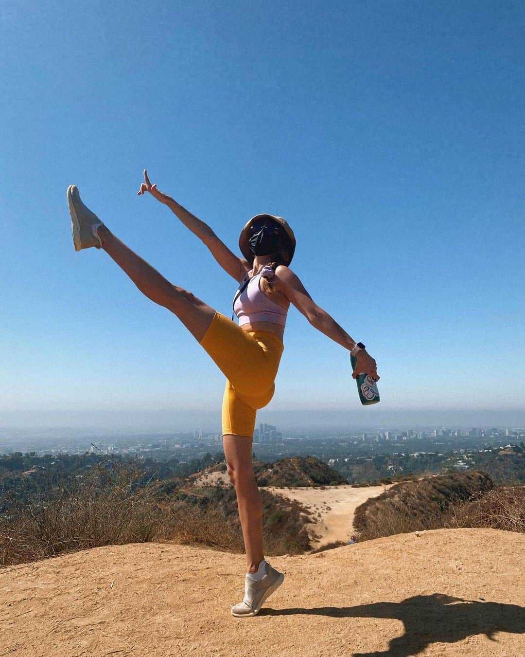 デビー・ライアンさんのインスタグラム写真 - (デビー・ライアンInstagram)「>> hike kick get it」8月7日 4時17分 - debbyryan