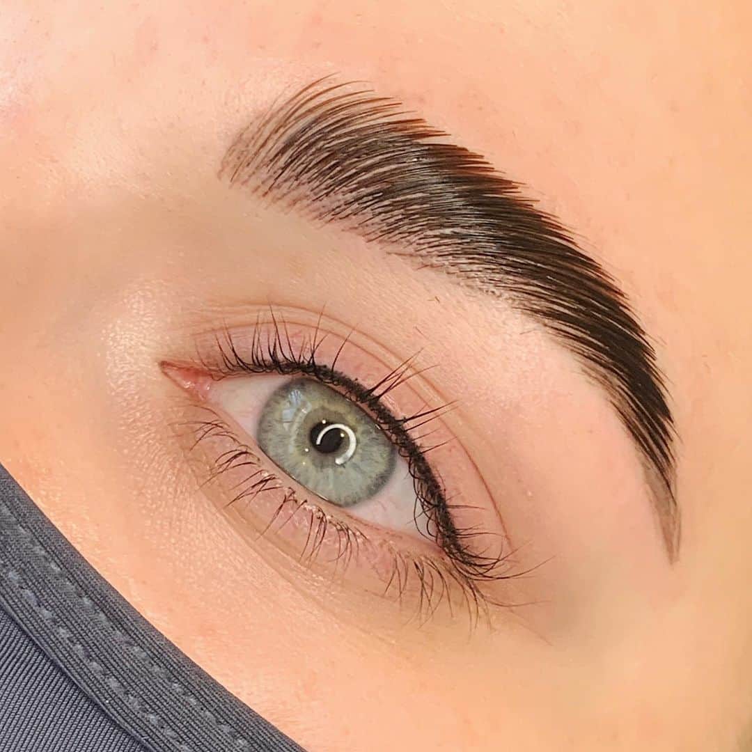 Haley Wightさんのインスタグラム写真 - (Haley WightInstagram)「Subtle lash enhancement tattoo and brow lamination on @jessalash 😍  Interested in booking with me? Just call the studio at (971)337-5401 or visit our website at studiomeraki.net 😊 . . #microblading #cosmetictattoo #brows #eyebrows #portland #oregon #microbladedeyebrows #microbladed #meraki #ombrebrows #microblade #portlandmicroblade #portlandmicroblading #oregonmicroblade #oregonmicroblading」8月7日 4時11分 - cosmobyhaley