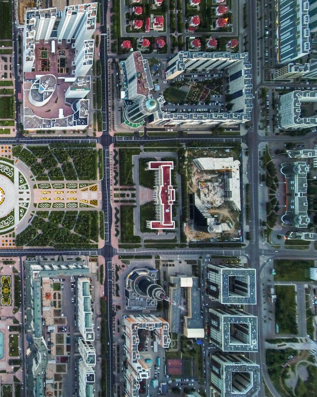 National Geographic Travelさんのインスタグラム写真 - (National Geographic TravelInstagram)「Photo by George Steinmetz @geosteinmetz  Downtown Nur-Sultan, Kazakhstan, looks like a rug market on the clear afternoon of July 2, when people were still able to stroll its manicured gardens. The next day the city went into lockdown due to the pandemic. To view more of our world from above, follow @geosteinmetz.」8月7日 4時18分 - natgeotravel