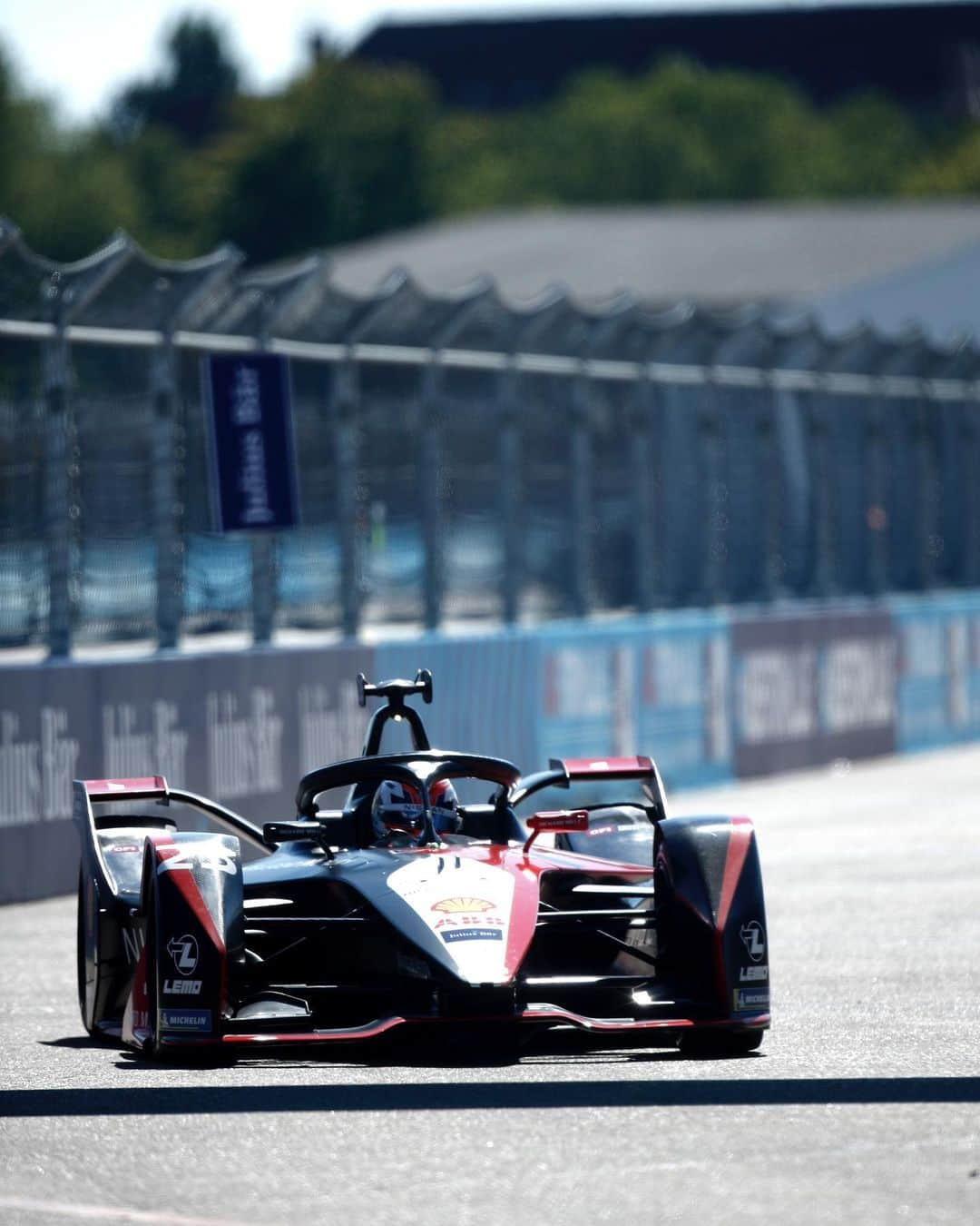 セバスチャン・ブエミさんのインスタグラム写真 - (セバスチャン・ブエミInstagram)「#BERLINEPRIX P2 🥈! Thanks to the whole @nismo @nissanedams team for their hard work and dedication 🚀 Focus is now on for the next ones! 📸 LAT」8月7日 4時20分 - sebastien_buemi