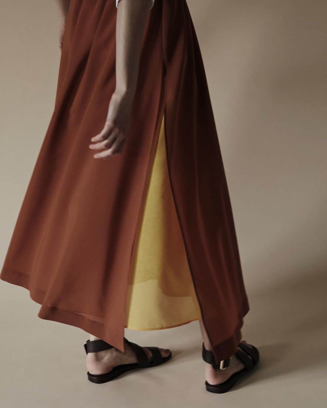 RIM.ARK（リムアーク）さんのインスタグラム写真 - (RIM.ARK（リムアーク）Instagram)「. ____ ﻿  style sample﻿ #RIMARK_skirtontopskirt ﻿ ㅤㅤㅤㅤㅤㅤㅤㅤㅤㅤㅤㅤㅤ﻿ Skirt on top skirt ¥17,600 (taxin)  ____﻿ ㅤㅤㅤㅤㅤㅤㅤㅤㅤㅤㅤㅤㅤ﻿ 大胆なサイドスリットから歩くたびにチラリと見えるインナーカラーとのコンビネーションが魅力のSkirt on top skirt。軽くてシワになりにくい清涼感のある素材とニュアンスカラーが夏にピッタリの一枚です。  RIM.ARK各店、RIM.ARK ONLINE STORE、SHEL'TTER WEB STOREにて発売中。﻿ ﻿ ____﻿ ㅤㅤㅤㅤㅤㅤㅤㅤㅤㅤㅤㅤㅤ﻿ #RIMARK#リムアーク﻿」8月7日 15時17分 - rim.ark