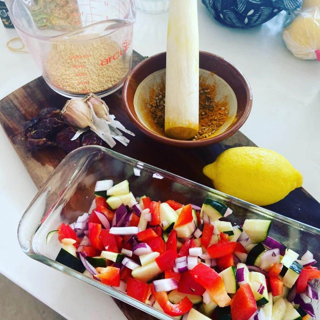 SHANTIのインスタグラム：「モロッカン❣️クスクス。野菜ってこんなに美味しい！ 今日のラジオ番組で紹介。夏バテ気味、食欲があまりないけど、栄養素はとりたい！カレーもご飯も重すぎ！そして麺にあきたらコレ！フライパンを使わない！ グリル野菜も混ぜてオーブンかトースターに入れて最後は全部混ぜるだけ！クスクスはお湯をかけて10分蒸らしたら出来上がり^_^ 写真に英語だけど材料ものってます。私は蒸した状態で売ってるキノアを混ぜました！(KALDIで購入) ご夫婦で楽しく作るもよし！ 材料の種類は多いけど、それぞれのお野菜の量は意外と少なくてすみます。是非試してみてね^_^ 合わせ方も自由。夏バテ時期を乗り切って！  #ビーガンレシピ #モロッカンクスクス #moroccancouscous  #夏バテレシピ」