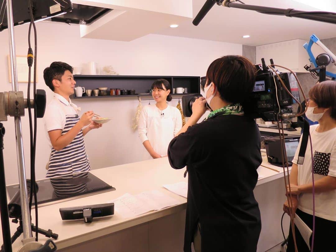 のインスタグラム：「もう2年半くらいレギュラーをさせて頂いている中京テレビさんの料理撮影。 . 毎回料理よりオープニングとエンディングのネタ合わせが大変(笑) (躍動感ある写真たち...🤳) . 距離をとりながらの撮影でしたが、たった3分の短いコーナーのために、いろんなプロたちが集まり作り上げていく現場の雰囲気が好き。 . OAはいつも恐ろしくてみれないけど(爆)、お料理はどれも美味しいので、ストライククッキングチェックしてみて下さいね♡ . インスタにもオススメレシピ載せていきますね！ . #中京テレビ#ストライククッキング#テレビ収録#料理研究家#管理栄養士#お疲れ様でした」