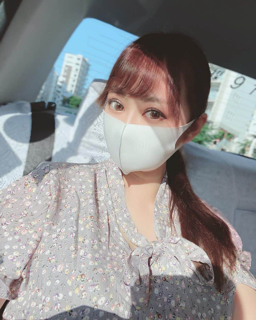のインスタグラム：「すっかり梅雨明けして暑いね☀️.° マスクは#アイスシルク がおすすめ❣️ 着け心地が良くて普通のマスクより 暑くなくて、匂いもなし꒰✩˙˟˙✩꒱ あと通気性も良くて、 前髪のセットが崩れないよ(^o^)👌 白とピンクと黒をもってるよ💓⋆｡˚✩ 私はコンビニとドンキで買ったよ❣️ 去年の今頃は夏にマスクなんて 想像もしてなかったな〜‪( ´•̥  ̫ •̥` )‬ ・ ・ ・ #インスタ映え#毎日メイク #自撮り女子#セルフィー#コーデ #プチプラ#プチプラファッション  #チャイボーグ#韓国ファッション #美容好き#美容垢#美容アカ#ワンピ #follow#followme#makeup#ootd #kawaii#make#mood#love#cute #swag#loveit#beauty#selfie #マスク#マスク女子」