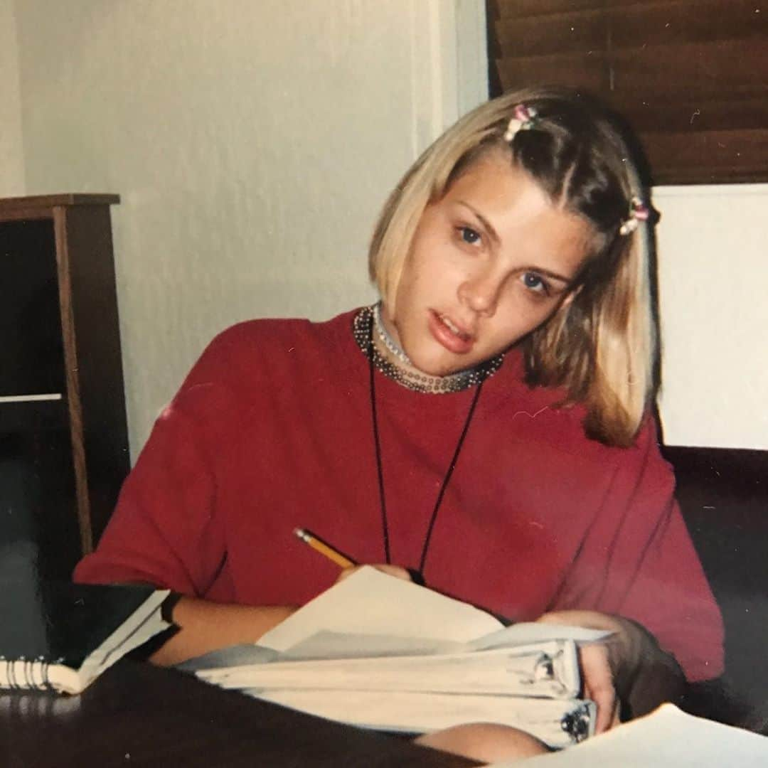 ビジー・フィリップスさんのインスタグラム写真 - (ビジー・フィリップスInstagram)「Is it weird that I remember that the shirt I’m wearing in this picture from 1995 was from the Gap? I loved it and wish I still had it, tbh. Also. I was trying to grow my bangs out in this picture. #tbt  #1995」8月7日 14時03分 - busyphilipps