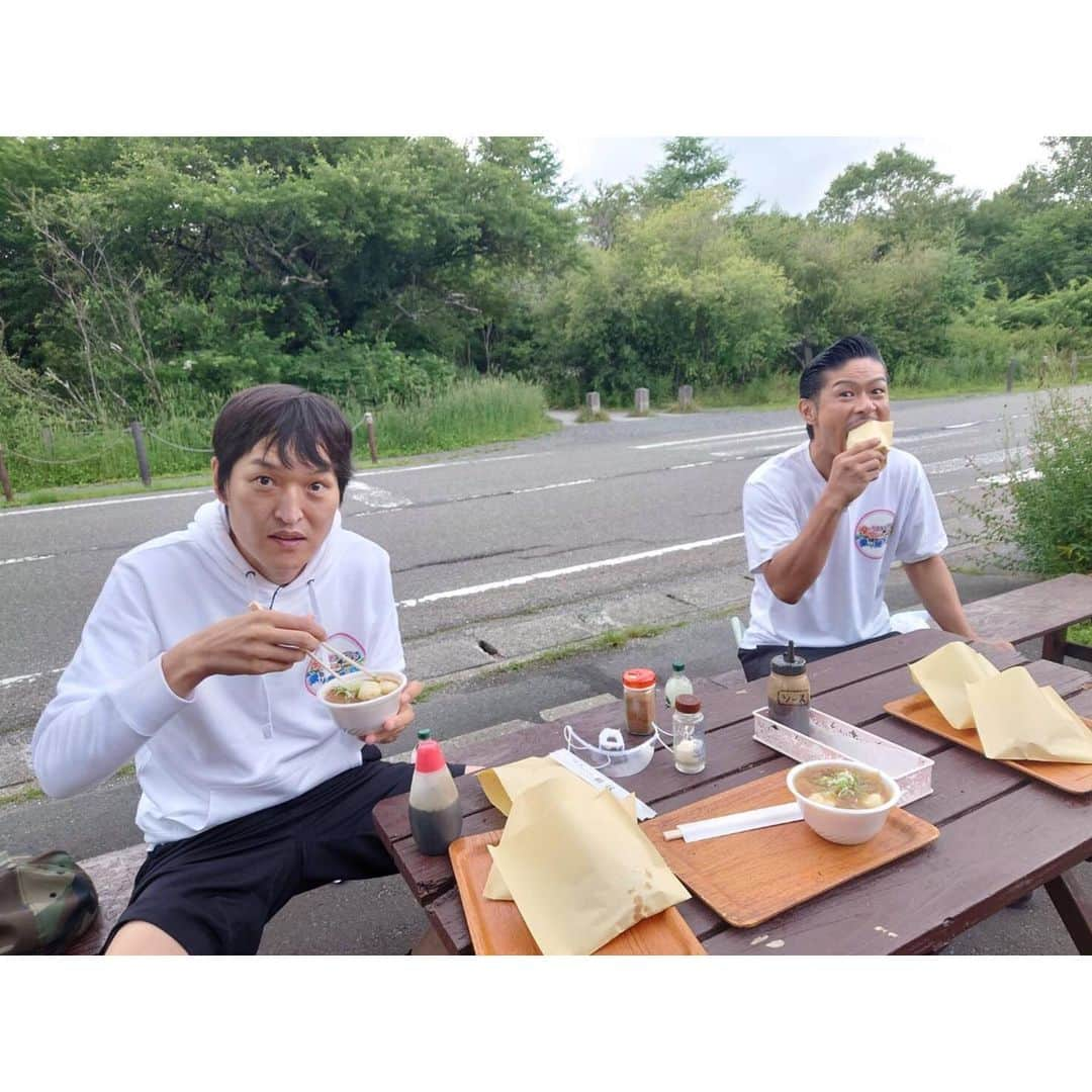 松本利夫さんのインスタグラム写真 - (松本利夫Instagram)「明日 8/8(土)18:30～ テレビ東京土曜スペシャル 「千原ジュニアのタクシー乗り継ぎ旅6」 に出演させて頂きます！ ガチのタクシー旅🚕 どんな旅になるか😱 是非ご覧下さい😬 #3枚目の写真ジュニアさんの帽子の上に😂  旅のスタート地点は猿ヶ京温泉にある赤谷湖。 早朝、千原ジュニアと松本利夫が民家を訪ねてあるお願いを・・・「すみません、タクシーを呼んでもらえませんか？」 この旅のルール。1つ目は、タクシーは地元の人に呼んでもらわなければ乗れません。しかし都会と違い、田舎のタクシーはすぐには来てくれません。待っている間、地元の人とふれあいながらタクシーを待ちます。乗ったタクシーでは突然、運転手さんに 「すみません、ここで降ります！」 この旅の2つ目のルールは、1回5000円分しか乗れません。民家が点在する場所で降ろされるうちはまだマシ。見渡す限り何もない山中で降ろされた時は、ひたすら山道を歩いて地元の人を探さなければなりません。途中、世界遺産の日光東照宮を巡り、ゴールの鶴ヶ城を目指すだけでなく、閉門時間の夕方4時30分までに辿り着き、成功となるか！ MATSUとジュニアの珍道中お楽しみに！  番組公式HP https://www.tv-tokyo.co.jp/sat/  宣伝動画 https://www.youtube.com/watch?v=OSVYZ4PXVgU」8月7日 13時55分 - exile_matsu