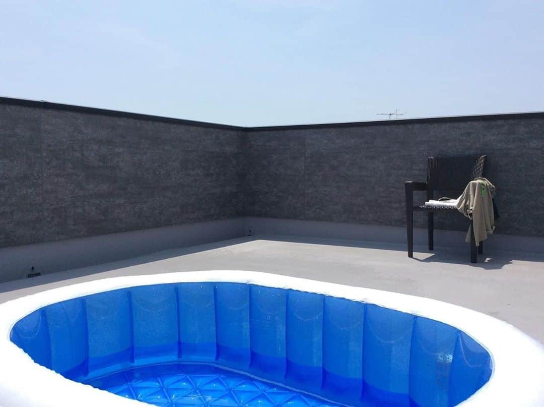 喜国雅彦＆国樹由香さんのインスタグラム写真 - (喜国雅彦＆国樹由香Instagram)「「熱中症アラート」が出ました。ということで、仕事を中断して屋上プール。  周りに高い建物がないので敢えての裸（ら）。ドキをムネムネさせながら、ユラユラさせました。次回は旧宅からラジカセ（!?）を持ってこよう（雅）  #movinghome #newhouse #rooftop  #pool #paddingpool #summer #sky #tokyo #japan #屋上 #プール #旧宅のウッドデッキで使ってたやつ #犬たち用に買ったのに #怯えて入らない金柑 #結局人間用に #ありがたく使ってます」8月7日 13時56分 - kunikikuni