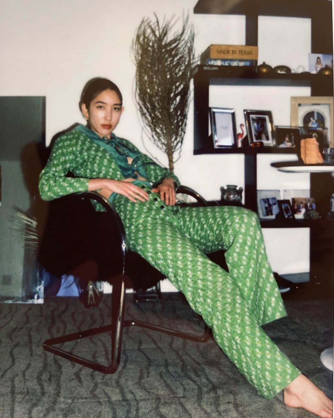 ジュリー・ロッシュのインスタグラム：「Made by Maman when she was 21years old. Brand name KAZUKO. How amazing is it that I can wear her clothes from 49 years ago. @casukoroche Polaroid」