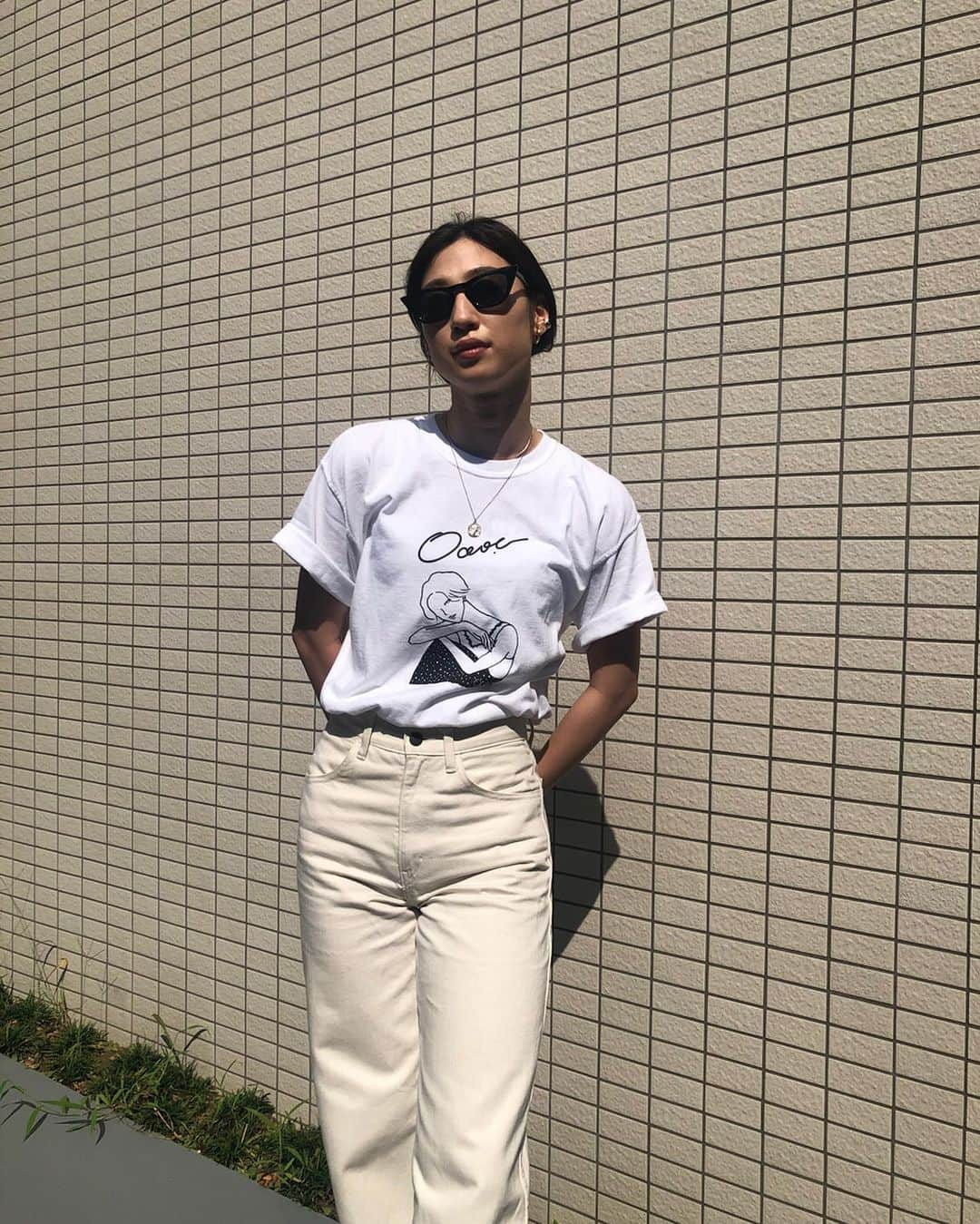 渡邉真梨奈さんのインスタグラム写真 - (渡邉真梨奈Instagram)「. Tシャツとデニム好き🤍🕶 わたしは基本タックインスタイル🍑  コラボTシャツ本日24:00まで、 @oc_dancecreation の販売サイトにて受注予約販売受付ています📦 是非チェックお願いします！  #Mサイズ #コットン100% #oc_dc #bena_style #bena92_fashion  #デニムのシワが」8月7日 14時04分 - b_e_n_a_92