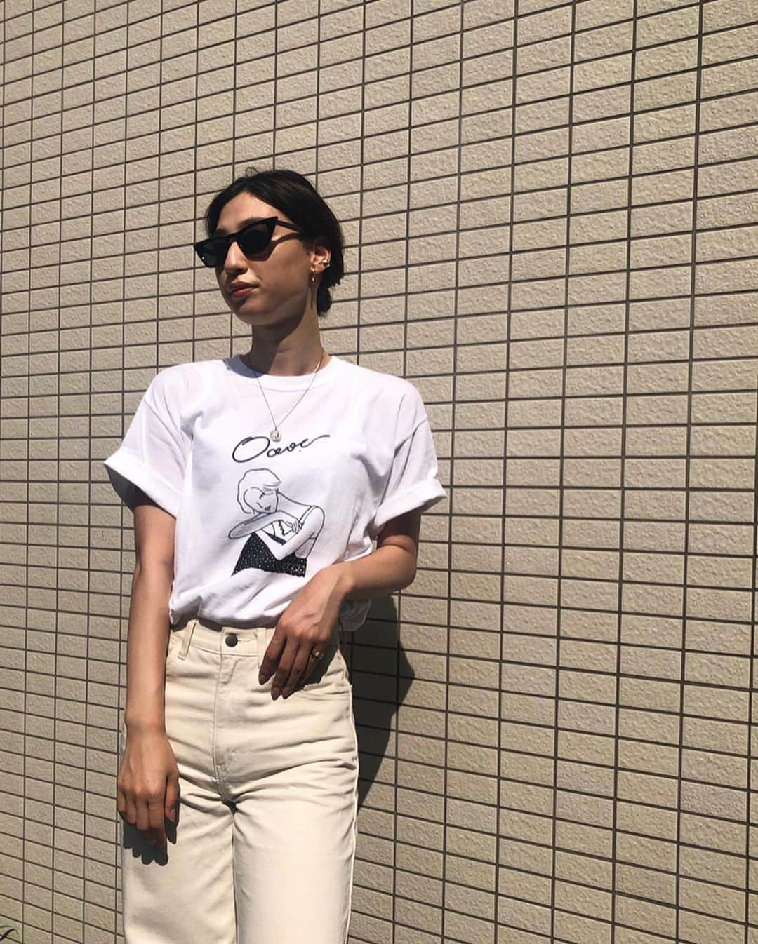 渡邉真梨奈さんのインスタグラム写真 - (渡邉真梨奈Instagram)「. Tシャツとデニム好き🤍🕶 わたしは基本タックインスタイル🍑  コラボTシャツ本日24:00まで、 @oc_dancecreation の販売サイトにて受注予約販売受付ています📦 是非チェックお願いします！  #Mサイズ #コットン100% #oc_dc #bena_style #bena92_fashion  #デニムのシワが」8月7日 14時04分 - b_e_n_a_92