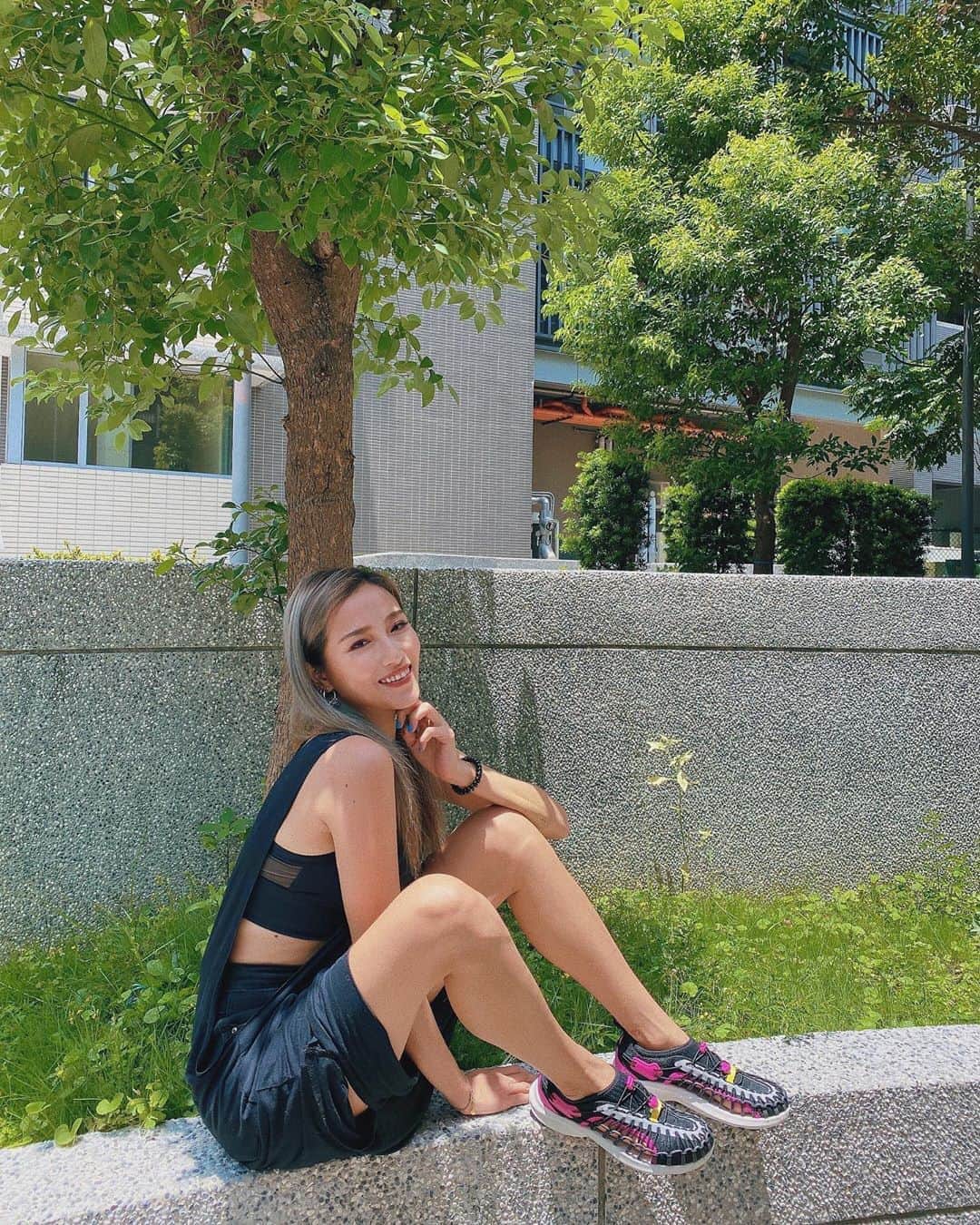 安柏兒のインスタグラム：「今天的體感溫度⋯⋯⋯⋯⋯   TOO MUCH 🔥🥵  穿 @keen.tw 真的會上癮   太舒服了不磨腳還透風  上次出外還覺得特別止滑 讚讚讚 喜歡 💓」