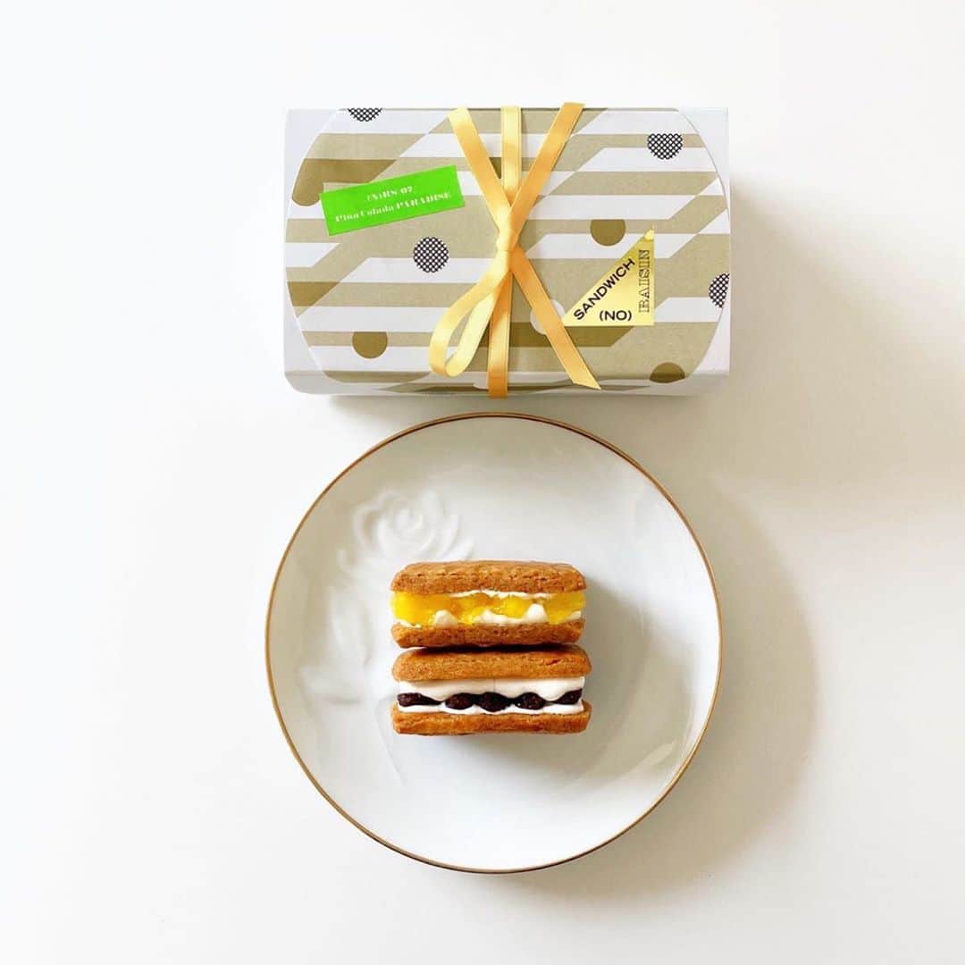 のインスタグラム：「【8/9 10:00-】📦🚚(NO) RAISIN SANDWICHオンライン販売📦🚚 今月は夏の新味「Piña Colada PARADISE」の発売です🍍🥥⛱また後藤さん @yuichi.goto が天才やってくれました…。たっぷりのココナッツに岩塩を効かせたクッキー生地に、マリブとラムでふんわり香りづけしたジューシーなパイナップルと、パッションフルーツやライムを忍ばせた甘酸っぱいトロピカルクリームが溶け合うヘヴンリー👼🏻なピニャコラーダ味🍹🌴青い海…白い雲…ココナッツにパイナップル…夏の楽園のきらめきが口いっぱいに広がります🥥これはつまり食べるリゾートだ…🍍🍹 ----------------- (N)RS 07《Piña Colada PARADISE》6個入 ¥2,300(税込) ※別途送料がかかります 販売日: 8/9(日)10:00- (発送日は8/14(金)を予定しています) 詳細は https://noraisinsandwich.stores.jp/ をご確認ください 🍍🍹🥥⛱ 企画 @sakikohirano 製菓 @yuichi.goto @equal_pastryshop 意匠 @mina_tabei @noraisinsandwich #noraisinsandwich」