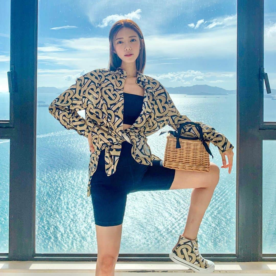 Elva Niさんのインスタグラム写真 - (Elva NiInstagram)「Did you hear the good news? It’s Friday!😎 . . #tbsummermonogram  #thomasburberrymonogram  #elvaootd #mylittlesurpriseisontheway」8月7日 14時29分 - misselvani