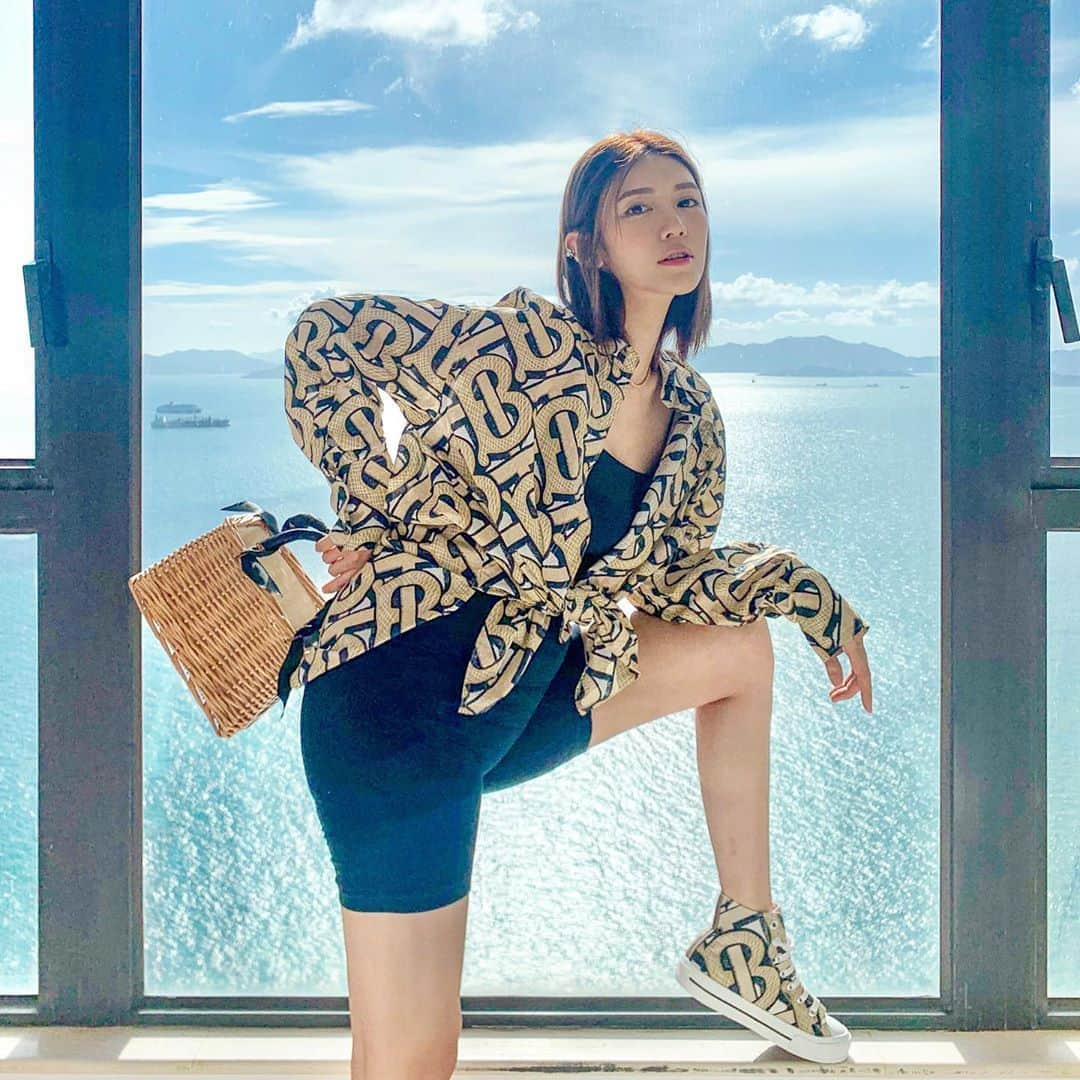 Elva Niさんのインスタグラム写真 - (Elva NiInstagram)「Did you hear the good news? It’s Friday!😎 . . #tbsummermonogram  #thomasburberrymonogram  #elvaootd #mylittlesurpriseisontheway」8月7日 14時29分 - misselvani