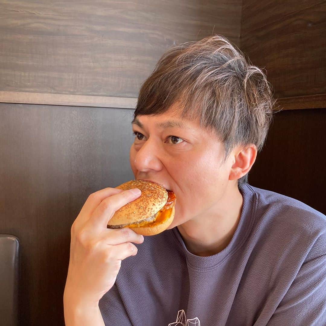 永島知洋さんのインスタグラム写真 - (永島知洋Instagram)「ハワイアンを食べてきた。 マックいや、マクドでこの持ち方で。 ただ。 ソースがめちゃ溢れた。。。 まだまだキムタクにはなれない。 #永島知洋 #マクドナルド #マック #マクド #キムタク #ハワイアン #食べ方」8月7日 14時29分 - tomohiro.nagashima