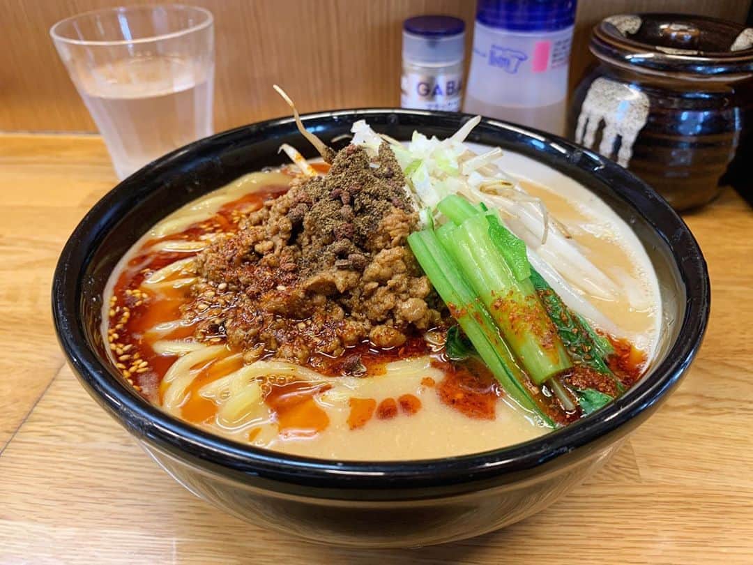 のインスタグラム：「味噌っ子 ふっく@荻窪 担々麺 ジム終わりにノビーと行ってきました。 すすりたかった担々麺をチョイス！ 豚骨ベースで味噌のコクを感じられる濃厚なスープに特製のラー油を合わせたどっしりとした旨味のあるスープ🔥 ジューシーな肉味噌と山椒の爽やかなアクセントもたまりません🍥 モッチリ食感の中太麺はスープの持ち上げが良く最高の相性。 ご飯が欲しくなる一杯でした‥🍚 #susuru_tv  #味噌っ子ふっく #荻窪 #東京 #担々麺 #超うまい  #ラーメン #らーめん #ramen #ラーメン部 #ramennoodles #毎日ラーメン生活 #麺スタグラム #japaneseramen #japanramen #foodstagram #foodie #noodles #instanoodle #instaramen #instafood #susururecommended #荻窪ラーメン #東京ラーメン #花道 #味噌麺処花道」