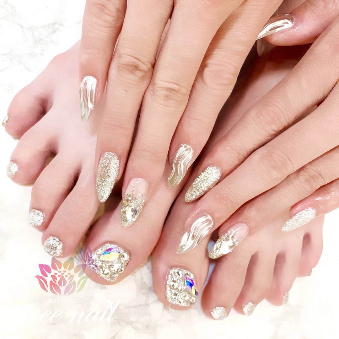 free nail フリーネイルのインスタグラム：「. お客様ネイル💅🏻🍹 . 大人キラキラロングネイル🪐✨ . サンダルの季節はフットもおしゃれに👡✨ . ▶︎▶︎▶︎スワイプして動画も見てね☝︎🎬✨ . ご来店ありがとうございました🙇🏻‍♀️🙇🏻‍♀️🙇🏻‍♀️💗 . #ネイルアート #ジェルネイル #ネイルサロン #大阪ネイルサロン #ネイルデザイン #ネイルチェンジ #ミラーネイル #グリッターネイル #うねうねネイル #ダイヤモンドネイル #キラキラネイル #ギラギラネイル #シンプルネイル #大人ネイル #デザインネイル #トレンドネイル #ロングネイル #夏ネイル #summernails #nailsart #nailsdid #美甲 #日式美甲 #日式美甲胶 #日本美甲师 #日本美甲老师 #美甲上课 #日本胶 #フリーネイル #freenail」