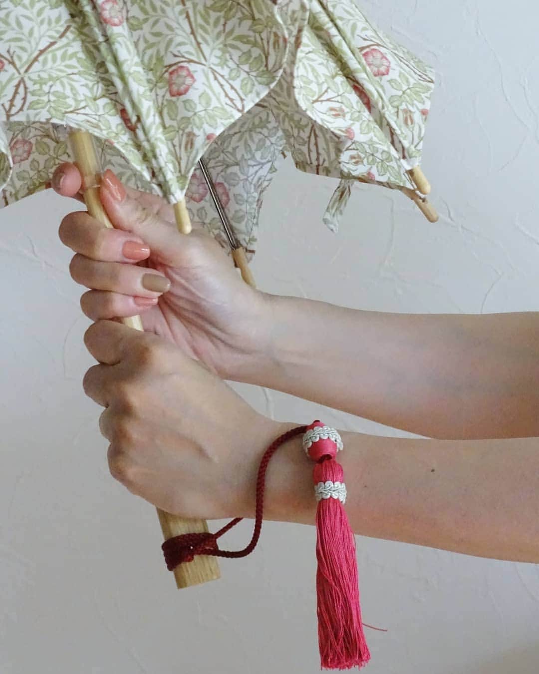 Keikoさんのインスタグラム写真 - (KeikoInstagram)「† 持ち手は高級天然木ナラ材のストレートハンドル。 そこに存在感ある 大きめなタッセルを付けました。 タッセルは腕が通せるので 持ち運びに便利です。 持ったときの姿も とても上品になりますね。 † † #日傘#ハンドメイド日傘#unbrella#handmade#parasol」8月7日 14時36分 - shell_house1025