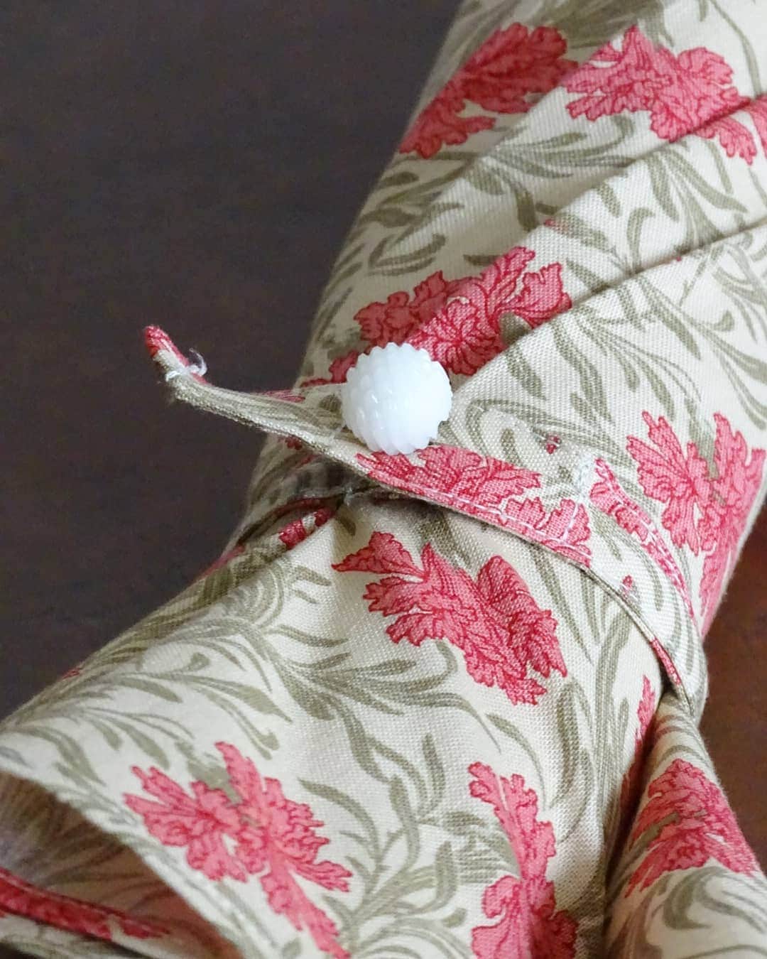 Keikoさんのインスタグラム写真 - (KeikoInstagram)「† ボタンには 美しい装飾が施された フランスやチェコなどの ヴィンテージボタンを。 † † #日傘#ハンドメイド#ハンドメイド日傘#unbrella#handmade#parasol」8月7日 14時47分 - shell_house1025
