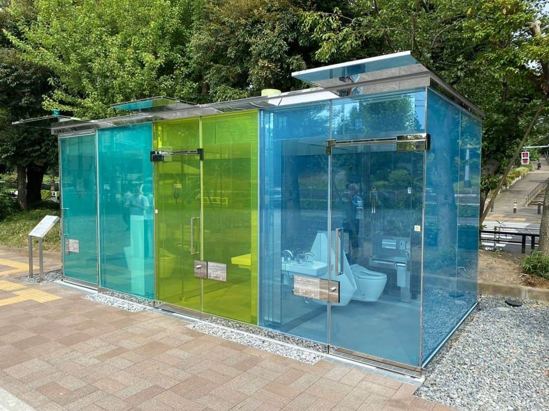 のインスタグラム：「話題のトイレでトイレしてきました😊﻿ ﻿ ・鍵を閉めると曇る﻿ ・中からは鍵を閉めると見えない﻿ ・快適空間﻿ ・蒸し暑い﻿ ・トイレで待ち伏せをする犯罪の防止でこの様なトイレに﻿ ・地元の人曰く「工事期間が超長かった」﻿ ・代々木公園の近くにある﻿ ・用を足している間も、外では記念撮影の声が聞こえて少し気まずかった😂﻿ ﻿ #話題のトイレ」
