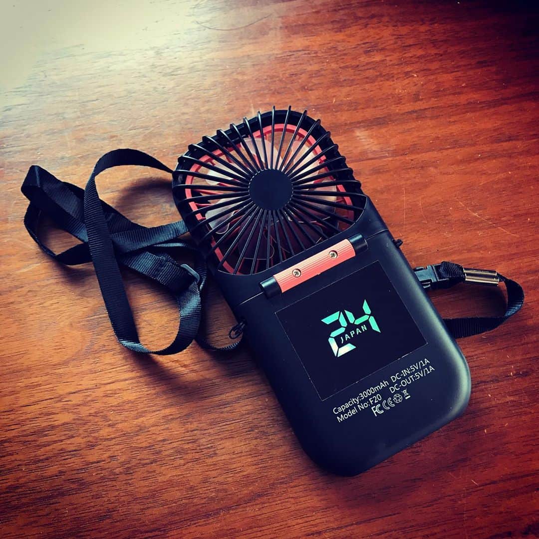 佐野史郎のインスタグラム：「24JAPAN 主演の唐沢寿明さんからのプレゼント🎁 これから、まだまだ暑い日が続きそうですし、携帯扇風機はありがたや😆 ありがとうございました‼︎ 最後までよろしくお願いいたします🤓 #24JAPAN#テレビ朝日#唐沢寿明#携帯扇風機」