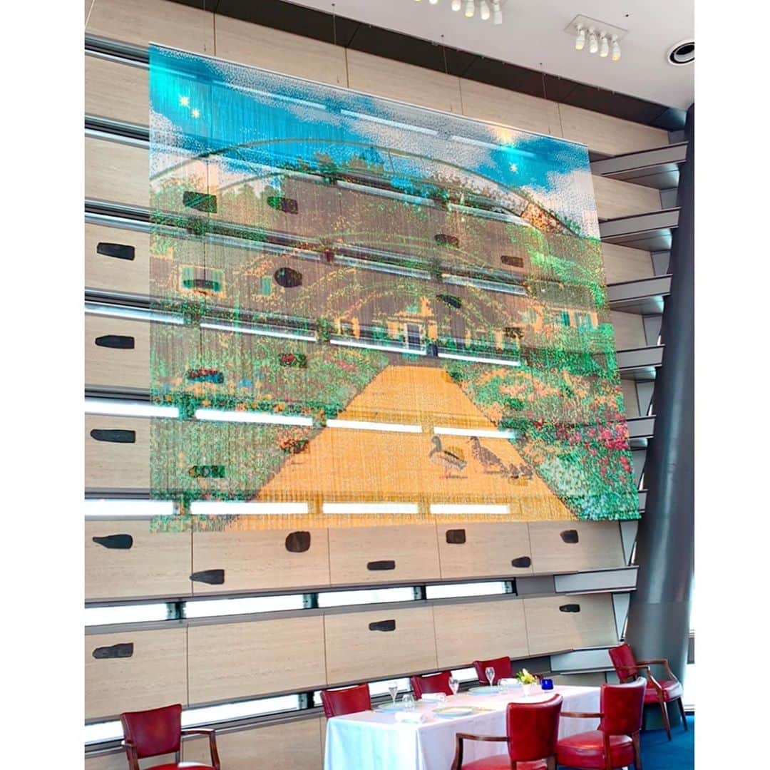 百合華さんのインスタグラム写真 - (百合華Instagram)「東京銀座にあるミシュラン一つ星のフレンチ『レストラン タテルヨシノ 銀座』にてランチタイム🍽💕  高い天井が素敵な店内には大きなモネの壁面オプジェ飾られていて、まるで美術館にいるような気分も味わえちゃいます✨  前菜は50品目のサラダ『季節の野菜 モネの庭園をイメージして』を選んでみました🥗  Wメインのお料理もお好きなメニューを選べるので何度でも訪れたくなります🎶  シトシト雨の降る銀座の街をゆったりと眺めながら、心が弾む華やかなランチコースをいただく事が出来ました💖  #japan #日本 #tokyo  #東京 #銀座 #フレンチ #フランス料理 #michelin1star  #ミシュラン一つ星 #タテルヨシノ銀座  #レストランタテルヨシノ銀座  #壁画オブジェ  #絵画 #claudemonet #モネ #ジヴェルニーの庭  #モネの庭園 #モネの庭園をイメージして  #前菜 #lunch #ランチ #lunchtime  #ランチタイム #美食 #美食家」8月7日 14時50分 - yurika.lovelily