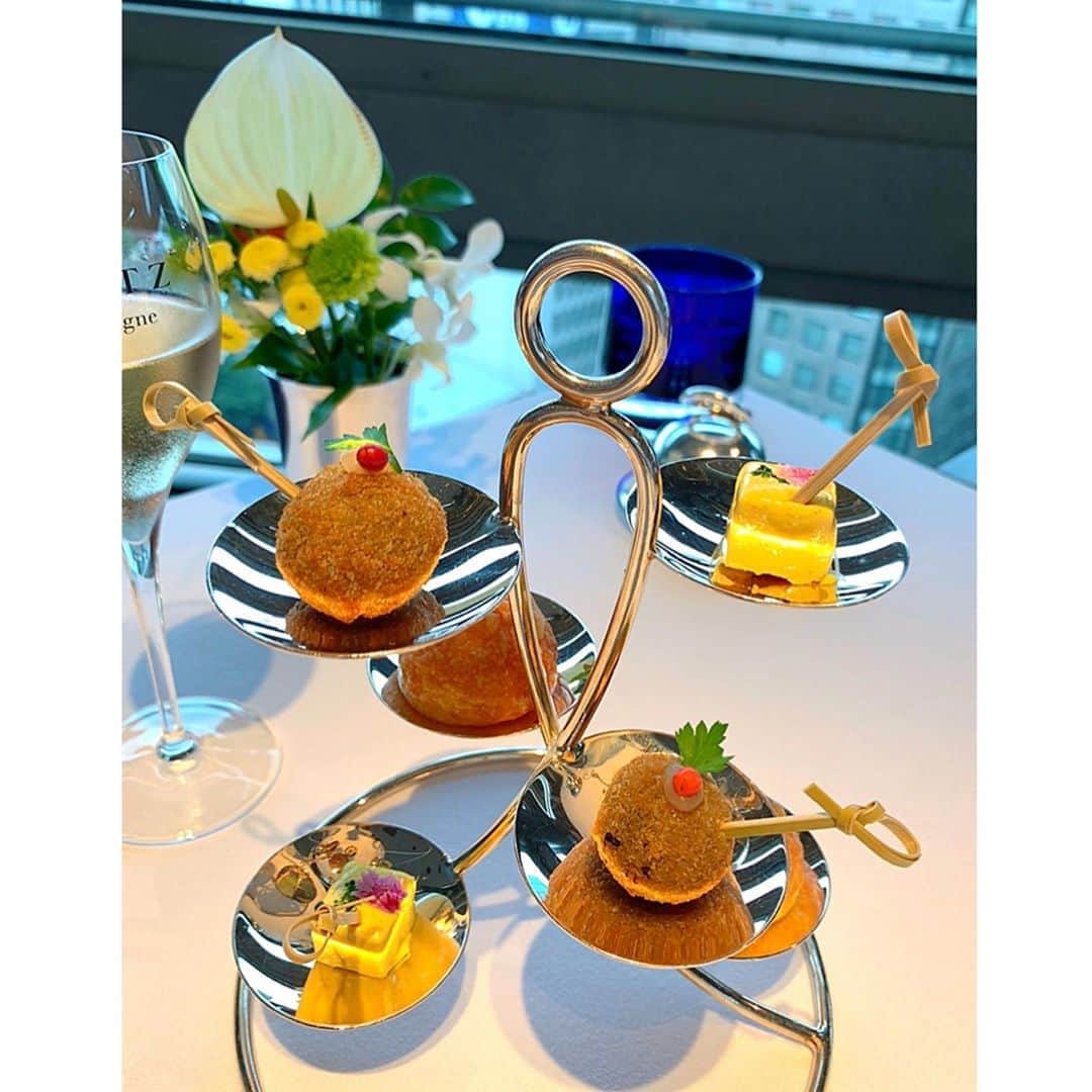 百合華さんのインスタグラム写真 - (百合華Instagram)「東京銀座にあるミシュラン一つ星のフレンチ『レストラン タテルヨシノ 銀座』にてランチタイム🍽💕  高い天井が素敵な店内には大きなモネの壁面オプジェ飾られていて、まるで美術館にいるような気分も味わえちゃいます✨  前菜は50品目のサラダ『季節の野菜 モネの庭園をイメージして』を選んでみました🥗  Wメインのお料理もお好きなメニューを選べるので何度でも訪れたくなります🎶  シトシト雨の降る銀座の街をゆったりと眺めながら、心が弾む華やかなランチコースをいただく事が出来ました💖  #japan #日本 #tokyo  #東京 #銀座 #フレンチ #フランス料理 #michelin1star  #ミシュラン一つ星 #タテルヨシノ銀座  #レストランタテルヨシノ銀座  #壁画オブジェ  #絵画 #claudemonet #モネ #ジヴェルニーの庭  #モネの庭園 #モネの庭園をイメージして  #前菜 #lunch #ランチ #lunchtime  #ランチタイム #美食 #美食家」8月7日 14時50分 - yurika.lovelily